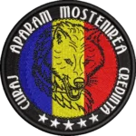 Patch brodat Lup Dacic pe tricolorul României, cu mesaj Curaj, Credință, Moștenire, disponibil cu prindere Velcro sau termoadesivă.