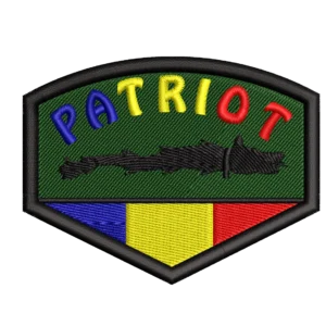 Patch brodat cu text „Patriot”, lup dacic negru și tricolor românesc