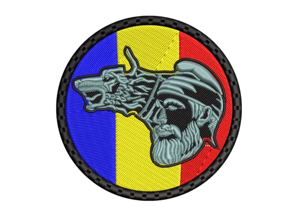 Dacic Lettering Patch brodat Decebal și Lupul Dacic – Tricolor 8,5 cm