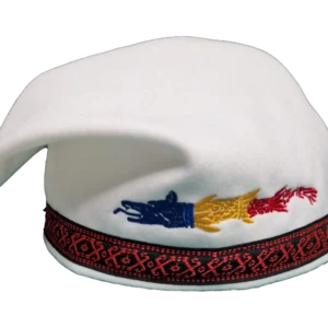 Căciulă dacică albă brodată cu Lupul Dacic și panglică tradițională